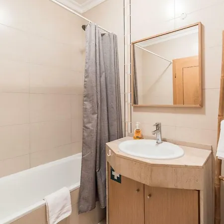 Lovelystay - Cozy In With Balcony Apartment *